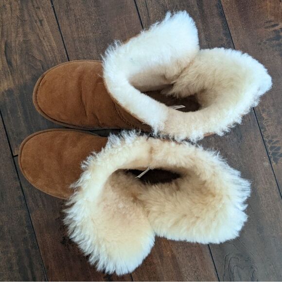 UGG Bailey Button Genuine Shearling Lined Boot Size 9 - Picture 4 of 5